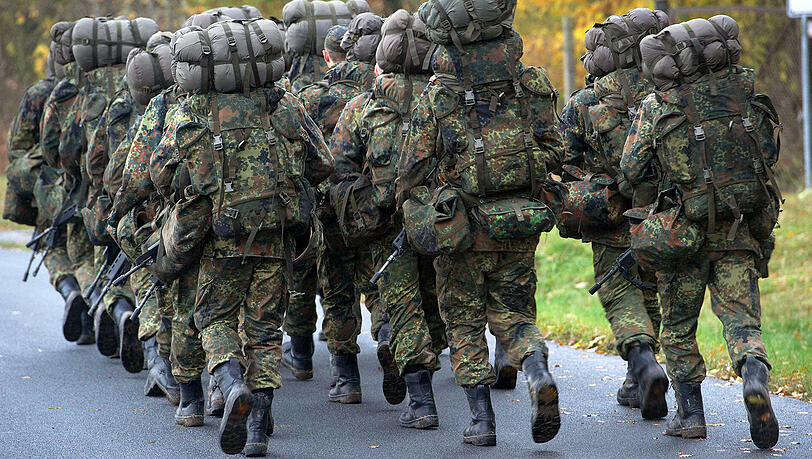 Nach dem Marsch drohte einem Soldat der Verlust der Beine. Seine Nieren sind dauerhaft geschädigt. Nach dem Marsch drohte einem Soldat der Verlust der Beine. Seine Nieren sind dauerhaft geschädigt.