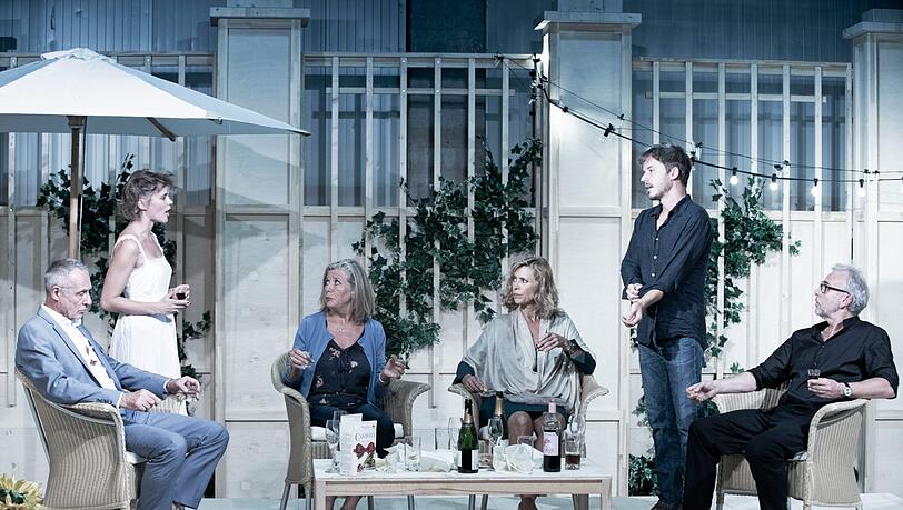 Eine Grillfeier eskaliert: (von links:) Daniel Friedrich, Sarah Elena Timpe, Jutta Speidel, Carin C.Tietze, David Paryla und Ralf Komorr. Eine Grillfeier eskaliert: (von links:) Daniel Friedrich, Sarah Elena Timpe, Jutta Speidel, Carin C.Tietze, David Paryla und Ralf Komorr.