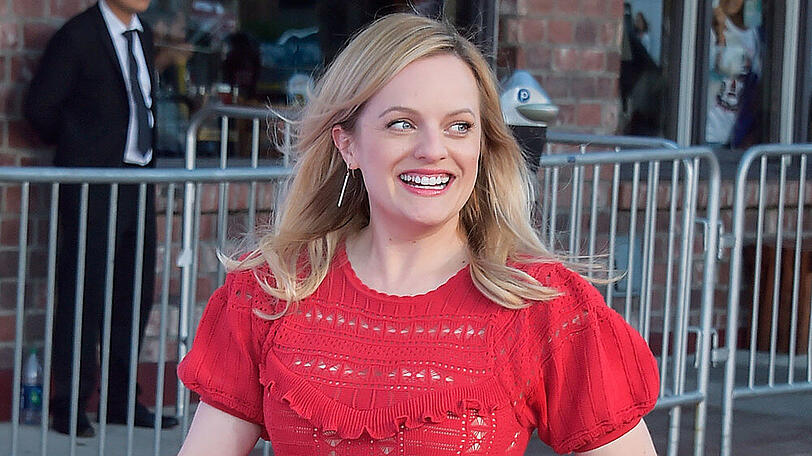 Elisabeth Moss in Knallrot bei der Feier zum Finale der dritten "The Handmaid's Tale"-Staffel