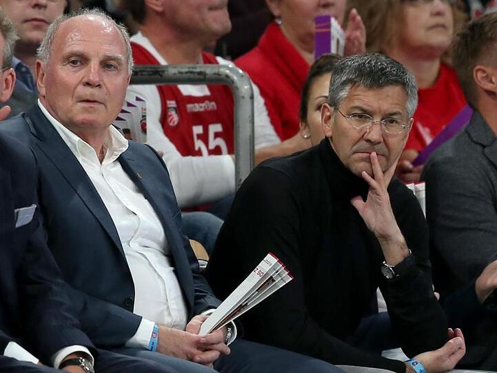 Uli Hoeneß (l) bringt Herbert Hainer (r) als seinen Nachfolger in Stellung.