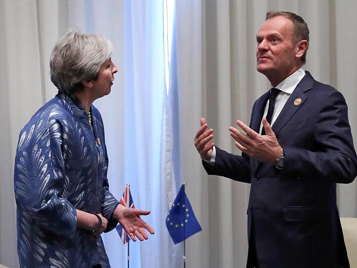 Theresa May im Gespräch mit EU-Ratspräsident Donald Tusk.