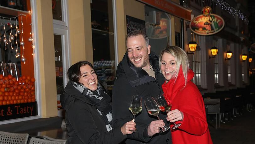 Studentin Angela (28) mit Frank (34) und Greta (32) kurz vor 21 Uhr mit alkoholfreiem Sprutzel in der Maxvorstadt. Studentin Angela (28) mit Frank (34) und Greta (32) kurz vor 21 Uhr mit alkoholfreiem Sprutzel in der Maxvorstadt.