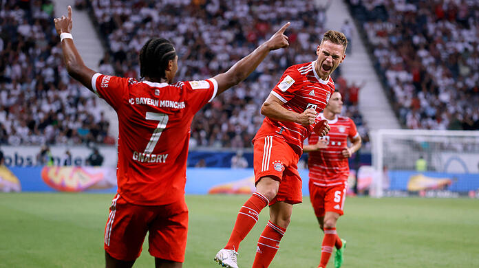 Erst der gemeinsame Jubel im Stadion, Stunden später dann das gemeinsame Futtern an der Imbissbude: Die Bayern-Kumpel Joshua Kimmich (r.) und Serge Gnabry.