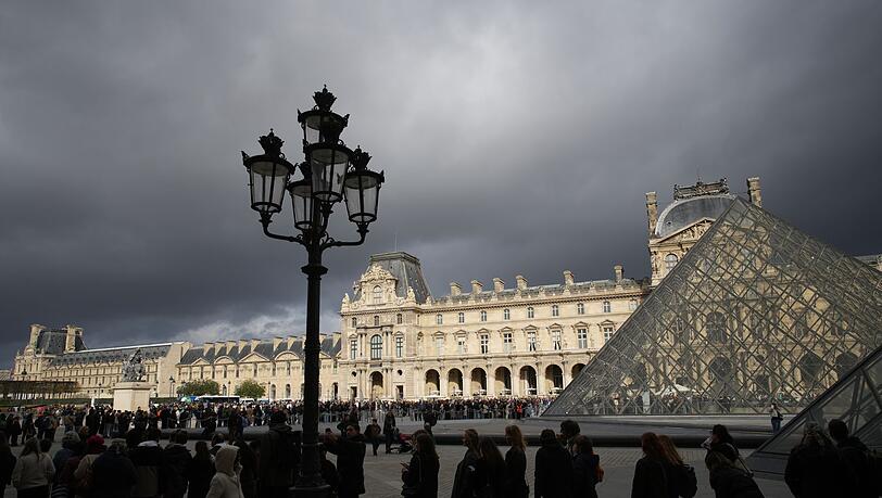 Mit den Sicherheitsvorkehrungen im Pariser Louvre soll es nicht zum Besten bestellt sein (Archivbild). Mit den Sicherheitsvorkehrungen im Pariser Louvre soll es nicht zum Besten bestellt sein (Archivbild).
