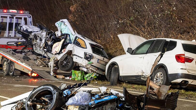 Schwerer Unfall mit mehreren Fahrzeugen in Mittelfranken.
