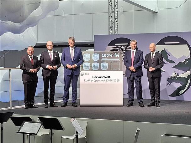 Prominente politische Gäste bei der Eröffnung des neuen Terminal-Piers (v. l.): Referent für Arbeit und Wirtschaft in München Christian Scharpf (CSU), Bayerischer Finanzminister Albert Füracker (CSU), Bundesverkehrsminister Patrick Schnieder (CDU), Ministerpräsident Markus Söder (CSU) und Flughafen-Chef Jost Lammers. Prominente politische Gäste bei der Eröffnung des neuen Terminal-Piers (v. l.): Referent für Arbeit und Wirtschaft in München Christian Scharpf (CSU), Bayerischer Finanzminister Albert Füracker (CSU), Bundesverkehrsminister Patrick Schnieder (CDU), Ministerpräsident Markus Söder (CSU) und Flughafen-Chef Jost Lammers.