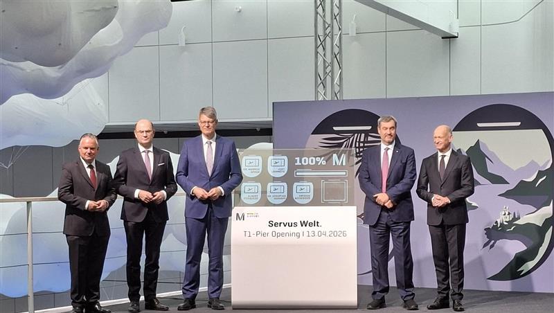 Prominente politische Gäste bei der Eröffnung des neuen Terminal-Piers (v. l.): Referent für Arbeit und Wirtschaft in München Christian Scharpf (CSU), Bayerischer Finanzminister Albert Füracker (CSU), Bundesverkehrsminister Patrick Schnieder (CDU), Ministerpräsident Markus Söder (CSU) und Flughafen-Chef Jost Lammers. Prominente politische Gäste bei der Eröffnung des neuen Terminal-Piers (v. l.): Referent für Arbeit und Wirtschaft in München Christian Scharpf (CSU), Bayerischer Finanzminister Albert Füracker (CSU), Bundesverkehrsminister Patrick Schnieder (CDU), Ministerpräsident Markus Söder (CSU) und Flughafen-Chef Jost Lammers.