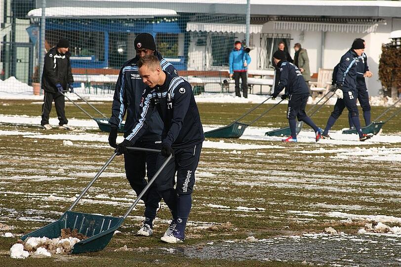 Tauwetter bei den Löwen: Am Donnerstag mussten die Sechzger an die Schneeschippe, bevor es ins Training ging. Schaufeln für den Erfolg - die Bilder von der Grünwalder.