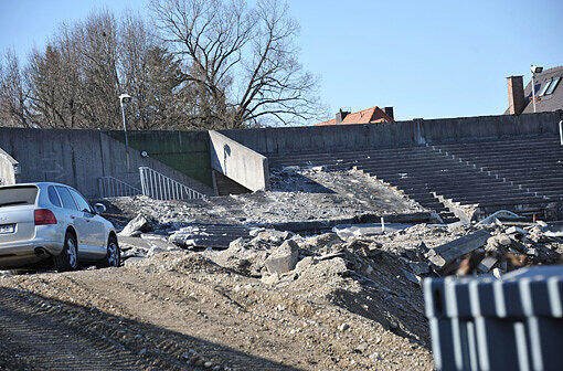 Die Bauarbeiten am Gründwalder Stadion in der Bilderstrecke.