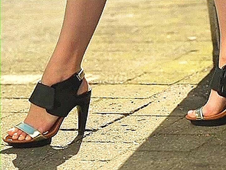 Schuhe mit Metal-Look dominieren weiterhin die Mode