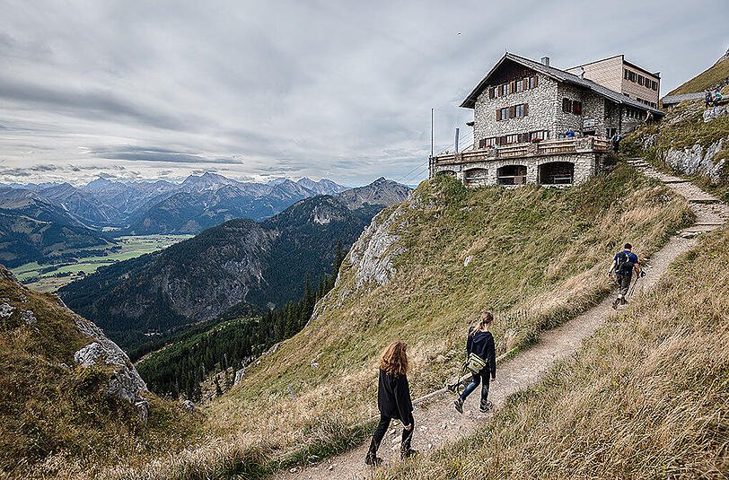 Berghütten laden nach einer langen Wanderung zur Einkehr ein - wie hier die Bad Kissinger Hütte bei Pfronten im Ostallgäu.