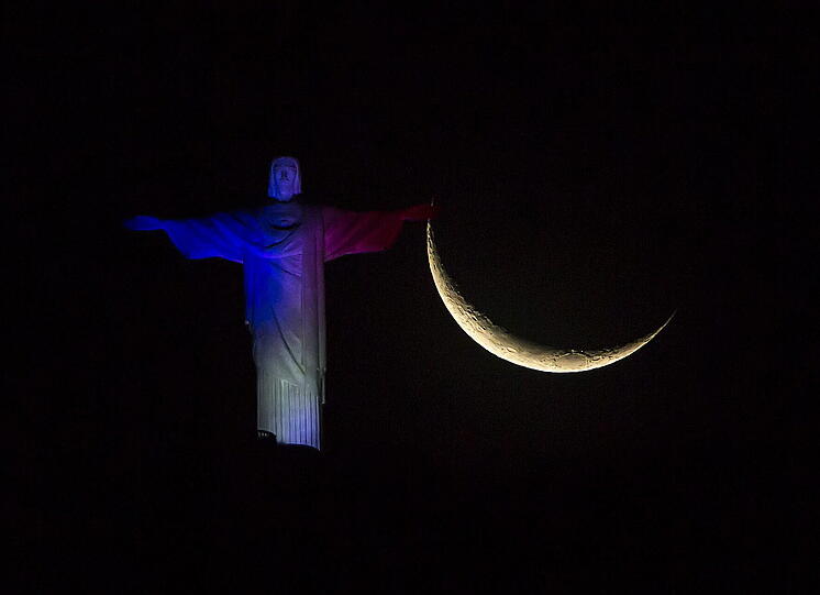 In Rio de Janeiro wird die Christustatue in den Farben Blau, Weiß und Rot angestrahlt.