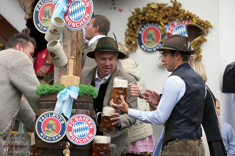 O' zapft is: FCB-Coach Carlo Ancelotti und Philipp Lahm behalten das Bierfass im Auge.