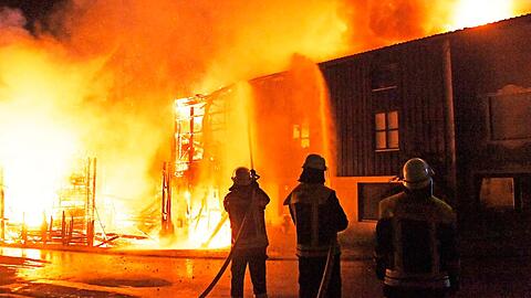 Der Handwerkerhof im Manthal ist in der Nacht auf Sonntag komplett abgebrannt. Die Bilder vom Einsatz.