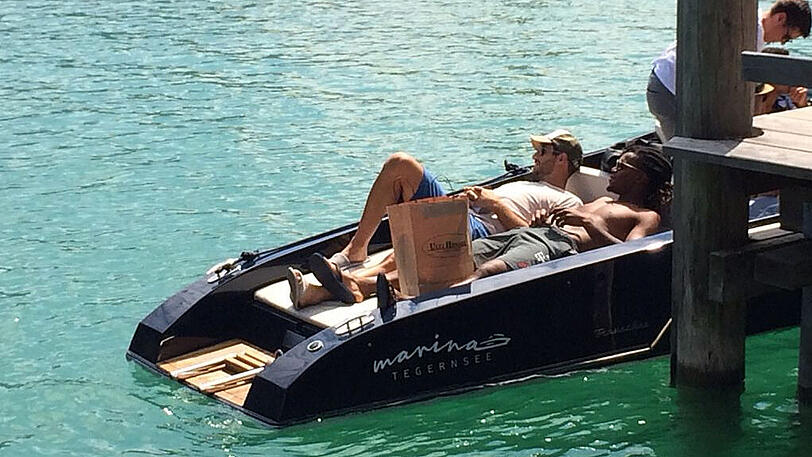 Thiago, Javi Martínez und Renato Sanches am Dienstagmittag mit einer kleinen Bootstour auf dem Tegernsee.