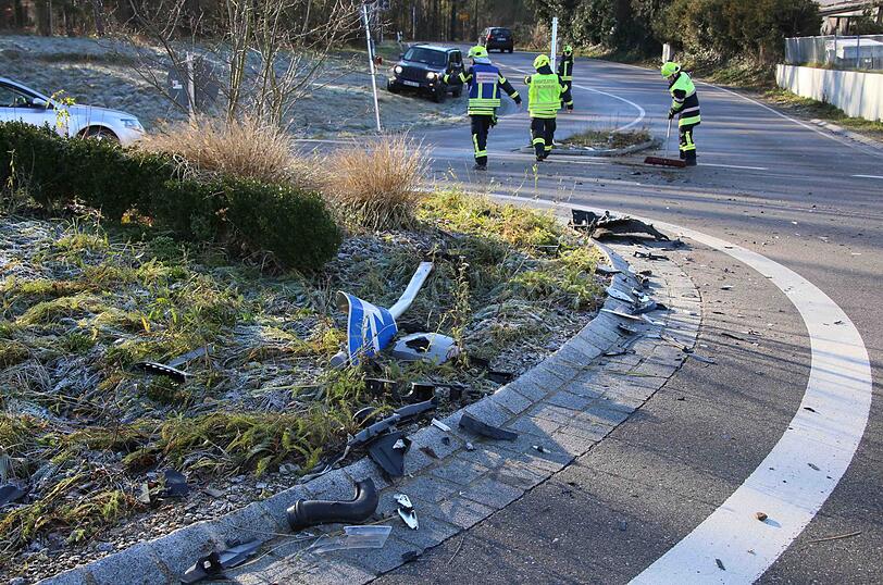 Ein Rentner hat am Mittwoch einen Kreisverkehr übersehen und dabei mehrere Verkehrsschilder umgefahren. Zwei Personen wurden schwer verletzt.
