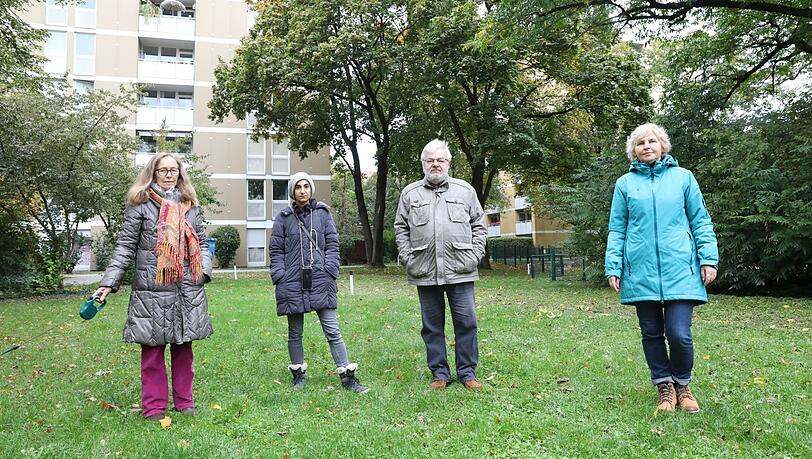 60 Bäume weg und fast der ganze Innenhof? Auf diese Wiese im Karree Ansprenger-/Degenfeld-/Karl-Theodor-Straße soll zwischen die drei Hochhäuser noch ein Haus. Und die Hochhäuser sollen verbunden werden. Die Anwohner Laurence Wuillemin (62), Dima Hightower (36), Werner Jung (69) und Marina Burwitz (58) wollen sich das nicht gefallen lassen. 60 Bäume weg und fast der ganze Innenhof? Auf diese Wiese im Karree Ansprenger-/Degenfeld-/Karl-Theodor-Straße soll zwischen die drei Hochhäuser noch ein Haus. Und die Hochhäuser sollen verbunden werden. Die Anwohner Laurence Wuillemin (62), Dima Hightower (36), Werner Jung (69) und Marina Burwitz (58) wollen sich das nicht gefallen lassen.
