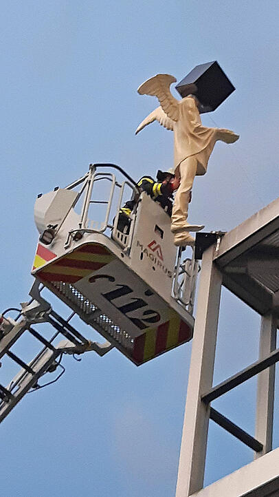 Mit einer Drehleiter holte die Feuerwehr den Engel vom Dach.