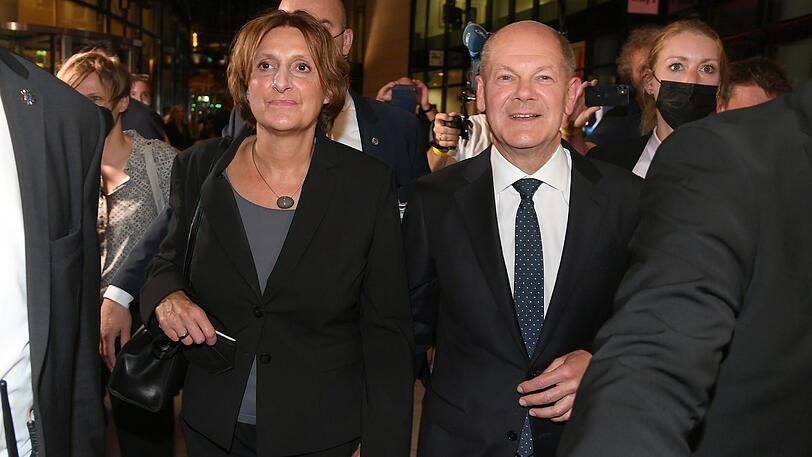 Olaf Scholz mit Frau Britta Ernst bei der SPD-Wahlparty zur Bundestagswahl 2021 im Willy-Brandt Haus in Berlin.