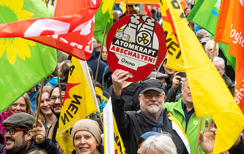Rund 1.000 Personen mit Plakaten und Fahnen nehmen am Odeonsplatz an einer Kundgebung vom Bündnis für Atomausstieg teil.