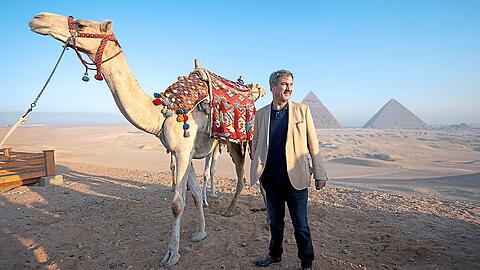 Seite an Seite im heißen Wüstensand: Markus Söder, hier mit zutraulichem Kamel, besichtigt die Pyramiden von Gizeh.