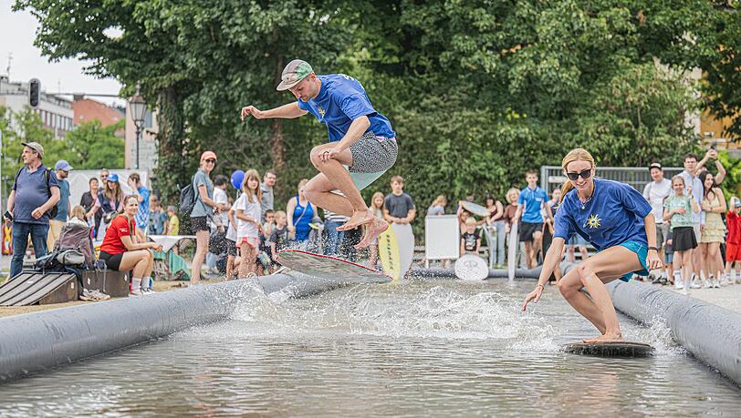 Die kommende Trendsportart? Skimboarding, ein feucht-fröhlicher Mix aus Surfen und Skateboarding, das man am Königsplatz ausprobieren konnte.