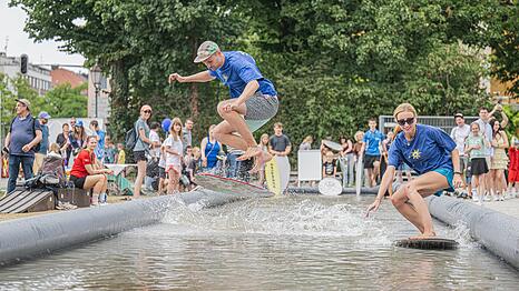 Die kommende Trendsportart? Skimboarding, ein feucht-fröhlicher Mix aus Surfen und Skateboarding, das man am Königsplatz ausprobieren konnte.