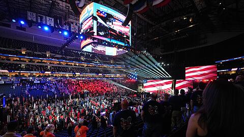 Bei ihrem Parteitag in Texas porträtieren Republikaner die Demokraten als eine radikal linke Bedrohung für die USA. Bei ihrem Parteitag in Texas porträtieren Republikaner die Demokraten als eine radikal linke Bedrohung für die USA.