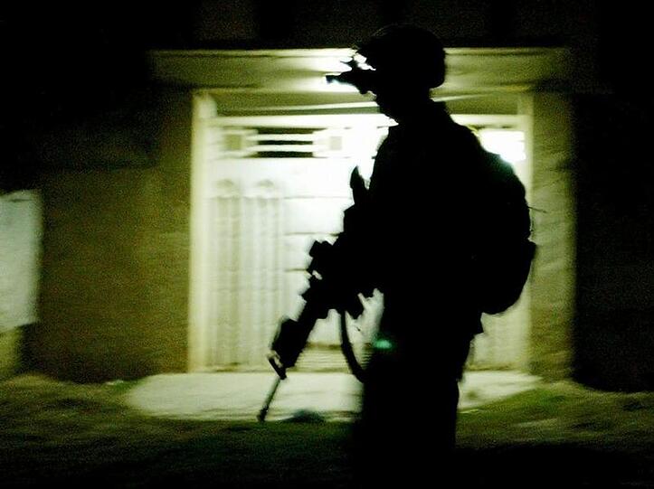 Ein US-Soldat während einer nächtlichen Patrouille im Irak. (Archivbild)
