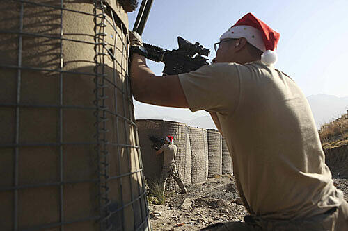 Keine Spur von Weihnachtsfrieden: Diese amerikanischen Soldaten mussten während ihrer Weihnachtsfeier an die Waffen: Beschuss durch die Taliban.