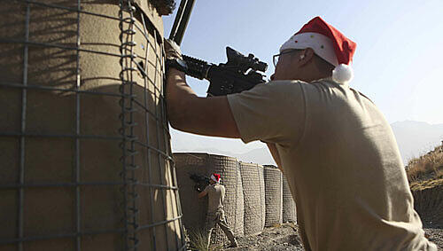 Keine Spur von Weihnachtsfrieden: Diese amerikanischen Soldaten mussten während ihrer Weihnachtsfeier an die Waffen: Beschuss durch die Taliban. Keine Spur von Weihnachtsfrieden: Diese amerikanischen Soldaten mussten während ihrer Weihnachtsfeier an die Waffen: Beschuss durch die Taliban.