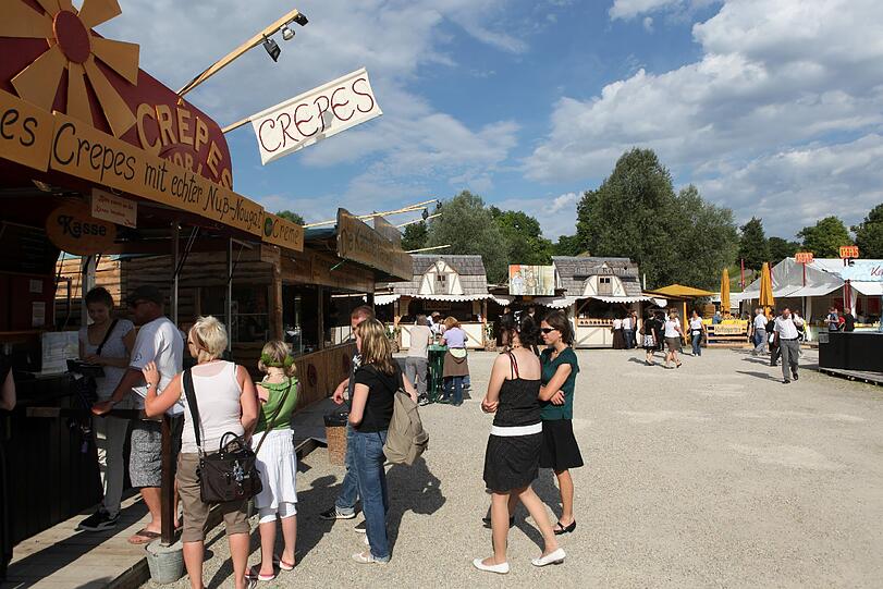 Münchens beliebtes Sommerfestival läuft wieder. Am Mittwoch wurde das Tollwood 2011 eröffnet. Impressionen von Tag 1.