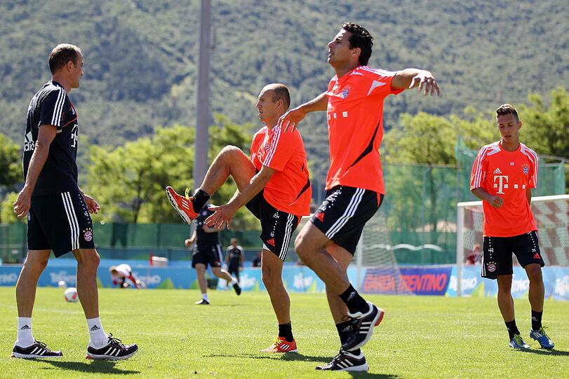 Impressionen aus dem Bayern-Trainingslager: Am Montag trainierten Claudio Pizarro und Arjen Robben individuell auf dem Nebenplatz, während der Rest des Kaders gemeinsam schwitzte. Jupp Heynckes leitete die Einheit trotz seines am Vortag erlittenen Faserrisses und auch Matthias Sammer streunte wie gewohnt mit skeptisch-konzentriertem Blick über das Trainingsgelände - sehen Sie hier die Bilder.