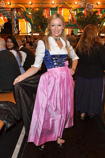 Stimmungskanone Monika Gruber im langen Dirndl. &bdquo;Ich bin Traditionalistin: So lang muss es schon sein&ldquo;, sagt sie. &bdquo;Endet&rsquo;s am Knie, ist es Fasching &mdash; und noch kürzer ist&rsquo;s Porno.