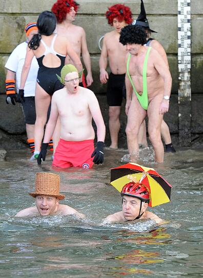 Mehr als 2000 Teilnehmer schwammen rund vier Kilometer bei Temperaturen um den Gefrierpunkt durch die Donau - die Bilder.