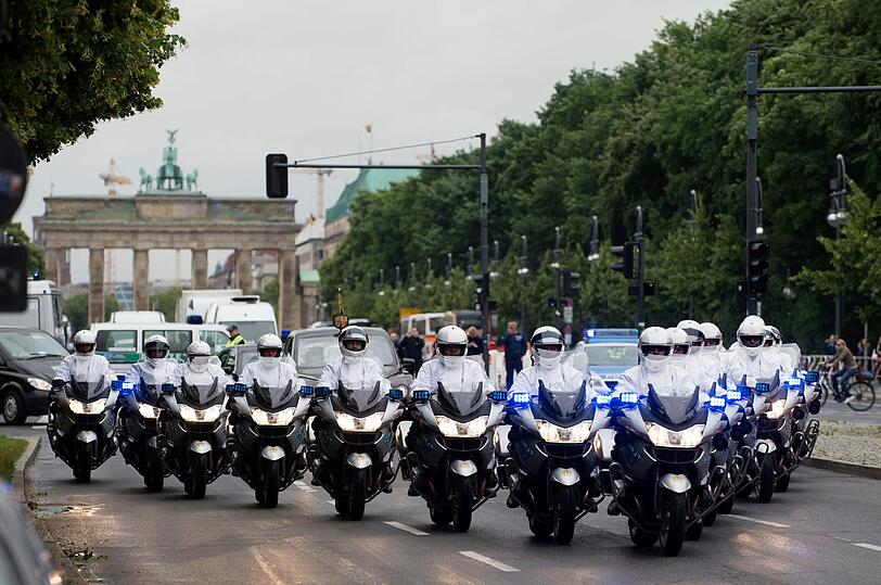 Queen Elizabeth II. und ihr Mann Prinz Philip auf dem Weg ins Schloss Bellevue