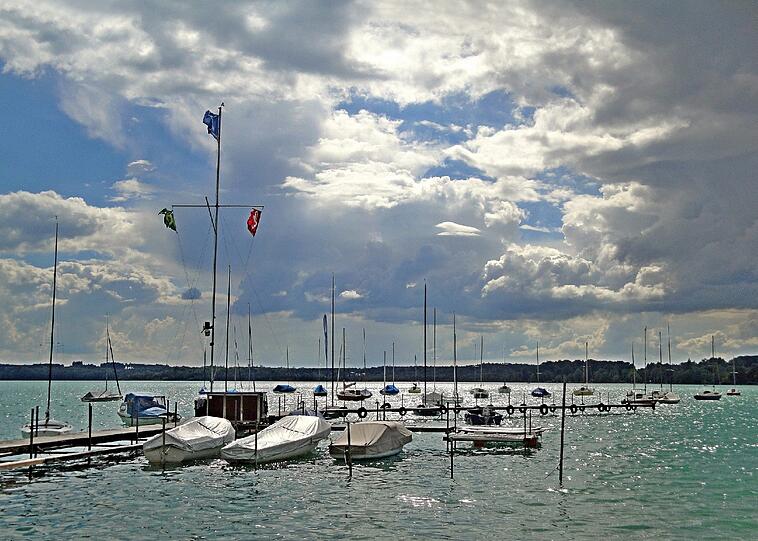 Stimmungsvolles Wechselspiel von Wolken und Sonne am Wörthsee.