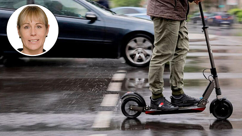 Ein E-Tretroller auf nasser Straße. Bald werden sie auf Deutschlands Straßen fahren dürfen.