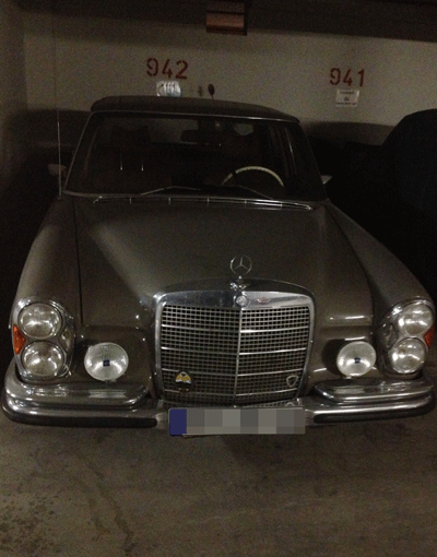 Das hatte noch Stil: ein Mercedes-Oldtimer mit klassischem Kühlergrill.