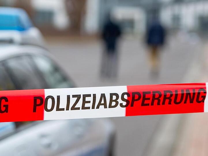 Ein Polizeiabsperrband. Foto: Marc Tirl/Archivbild