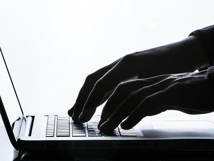 Cyberkrimininelle am Werk: Mit Phishing-Angriffen Zugangsdaten abschöpfen.