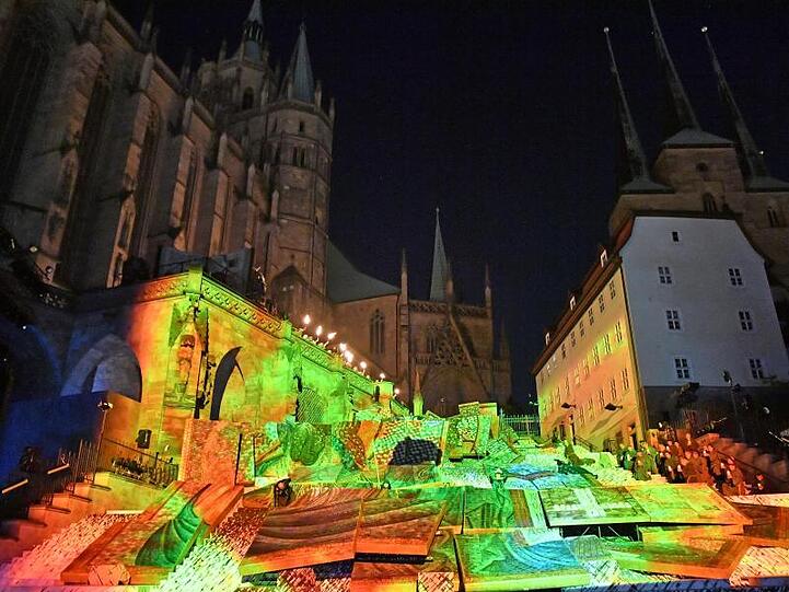 Auf den Domstufen unterhalb von Mariendom (l) und Severikriche (r) fand die Uraufführung des Musicals statt.