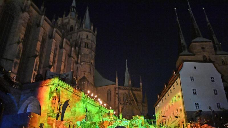Auf den Domstufen unterhalb von Mariendom (l) und Severikriche (r) fand die Uraufführung des Musicals statt. Auf den Domstufen unterhalb von Mariendom (l) und Severikriche (r) fand die Uraufführung des Musicals statt.
