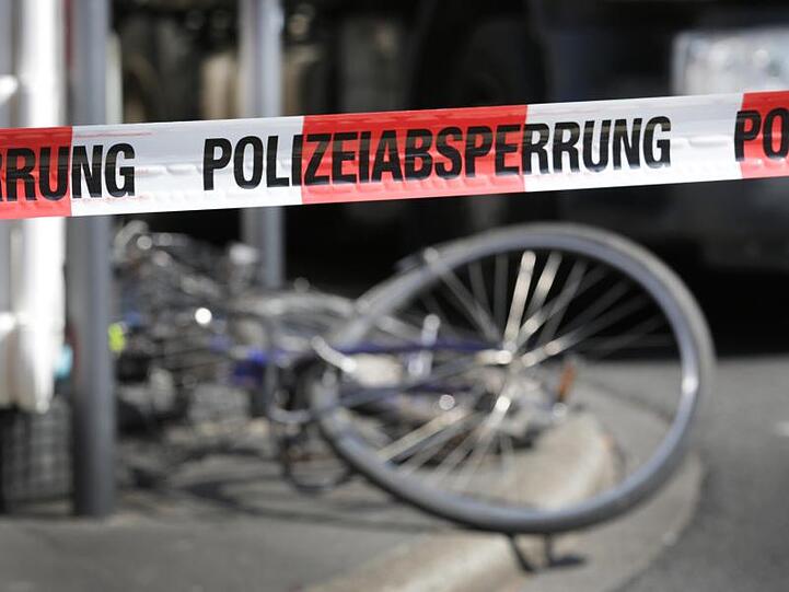 Ein Absperrband der Polizei an einem Unfallort.
