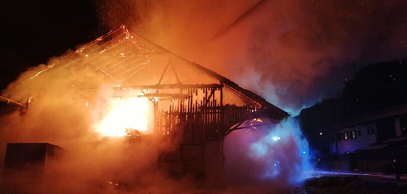 Die Scheune stand im Vollbrand, als die Feuerwehr eintraf.