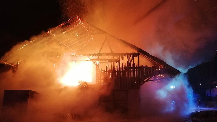 Die Scheune stand im Vollbrand, als die Feuerwehr eintraf.