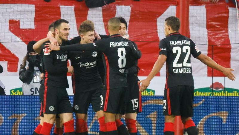Jesper Lindström (3.v.l) jubelt mit seinen Frankfurter Mannschaftskameraden über seinen Treffer zur 1:0-Führung.