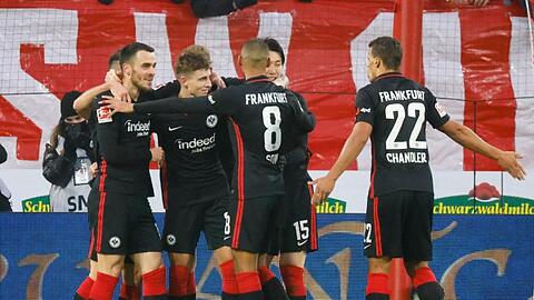 Jesper Lindström (3.v.l) jubelt mit seinen Frankfurter Mannschaftskameraden über seinen Treffer zur 1:0-Führung.