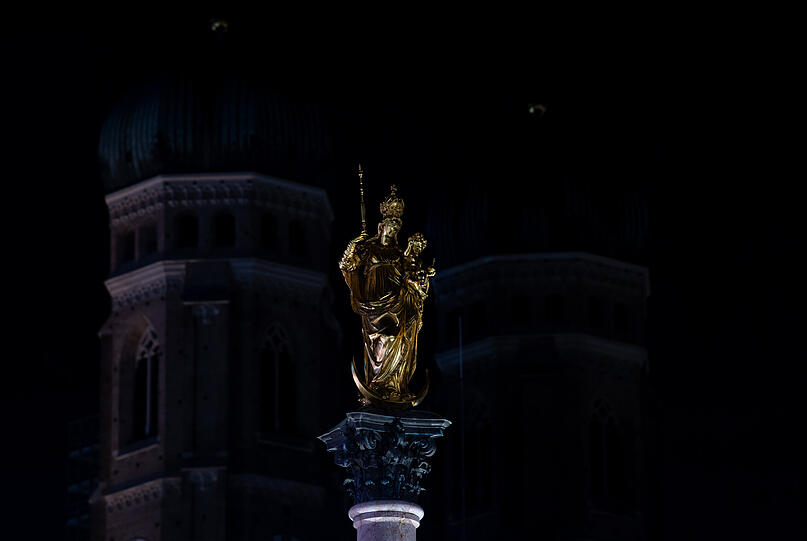 In der Stadtmitte wurde es ebenfalls kurzzeitig duster: Die Frauenkirche und die Mariensäule - aufgenommen unbeleuchtet während der "Earth Hour" 2022.