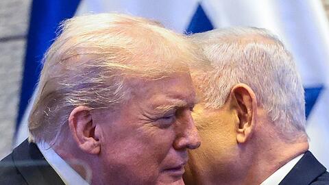 US-Präsident Donald Trump spricht bei seinem Besuch in Israels Parlament mit dem Ministerpräsidenten Benjamin Netanjahu. (Archivbild)